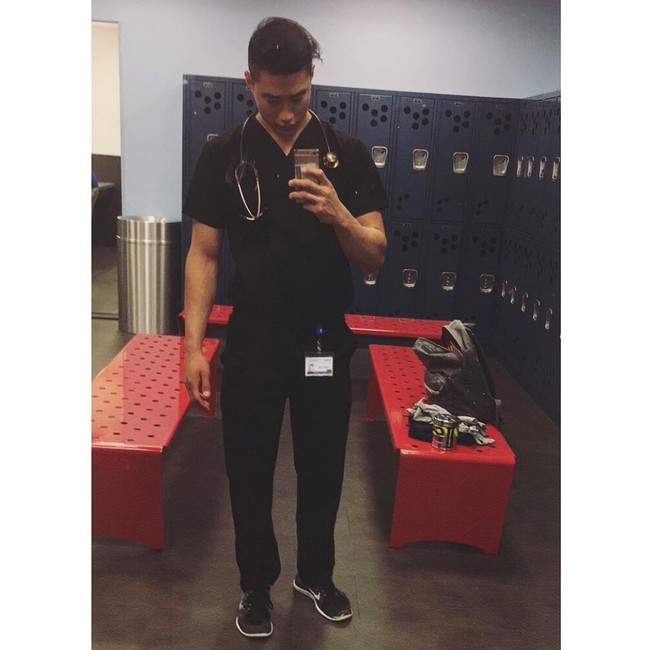 Inilah penampilan Joey saat memakai seragam rumah sakit dan membawa stetoskop. Siapa mau diperiksa? Foto: Dok. Instagram