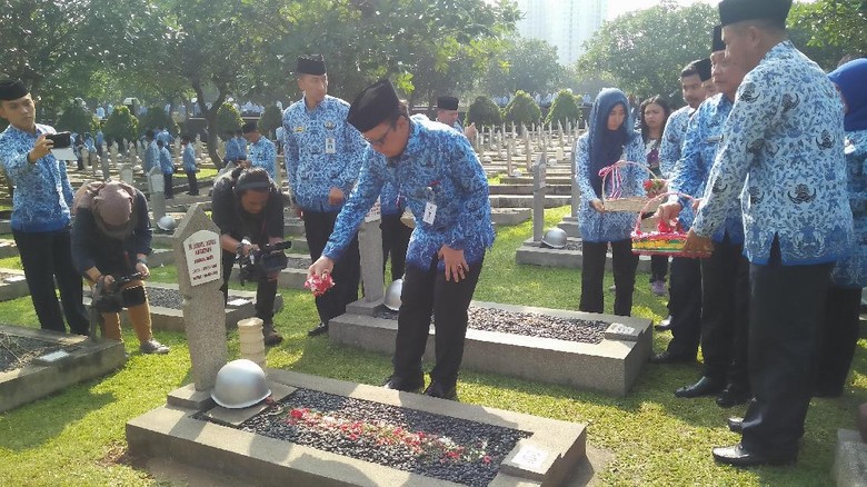 Peringati Hari Kesaktian Pancasila, Mendagri Ziarah ke TMP Kalibata Peringati Hari Kesaktian Pancasila, Mendagri Ziarah ke TMP Kalibata