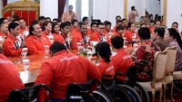Para atlet dan ofisial dari National Paralympic Committee (NPC), menjadi juara umum di ajang ASEAN Para Games 2017 yang berlangsung di Kuala Lumpur, Malaysia, 17 sampai 23 September lalu. Dok. Biro Pers Setpres.