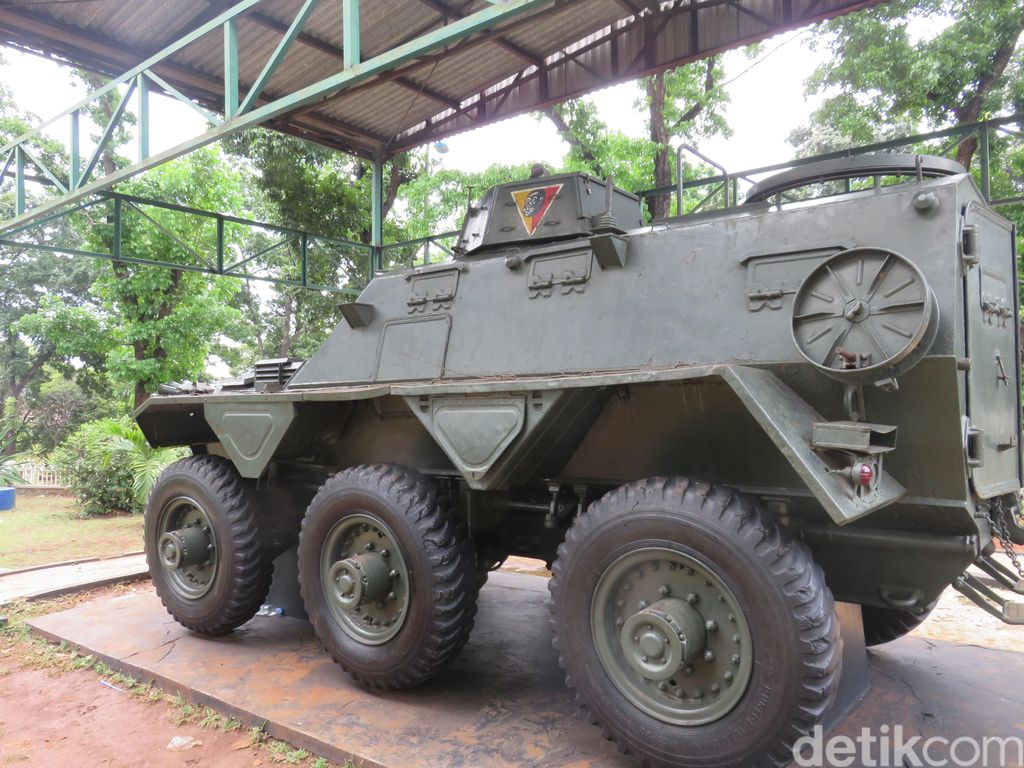 Terakhir terdapat mobil lapis baja dari Inggris yang sempat menggoyangkan gerakan G30S/PKI dan tanah Timor Timur pada 1976 lalu, Panser PCMK-2 Saraceen. Biasanya, Panser ini digunakan untuk keperluan perang melawan para pemberontak negara ataupun negara lain yang dinilai mengancam.Namun pada pasca peristiwa G30S/PKI, mobil lapis baja yang digunakan oleh Batalyon Kavaleri 3 Kodam VIII/Brawijaya, ini digunakan untuk membawa jenazah Letjen TNI M.T Haryono dari Markas Besar Angkatan Darat menuju Taman Makam Kalibata. Menariknya, prosesi tersebut dilaksanakan pada tanggal 5 Oktober 1965 atau bertepatan dengan HUT ABRI.Setelah sukses membabat habis gerombolan PKI yang tergabung dalam gerakan G30S/PKI pada 1 Oktober 1965, Saraceen tidak boleh unjuk kebolehan di medan tempur di lima hari setelahnya. Karena, pada tanggal 5 Oktober pada tahun yang sama, Panser Saraceen yang sudah bernoda darah tersebut mengantarkan salah satu jenasah Letjen TNI yang berjasa untuk Tanah Air, M.T Haryono. Tidak hanya itu, ia juga menggendong beberapa jenazah lainnya yang telah gugur pada 1 Oktober 1965.Adegan dibawanya jenazah para perwira Angkatan Darat menuju Taman Makam Pahlawan Kalibata yang bertepatan pada HUT ABRI tersebut kini dikenal dengan Hari Berkabung Nasional.