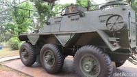 Terakhir di monumen tersebut terdapat mobil lapis baja dari Inggris yang sempat menggoyangkan gerakan G30S/PKI dan tanah Timor Timur pada 1976 lalu, Panser PCMK-2 Saraceen. Foto: Ruly Kurniawan