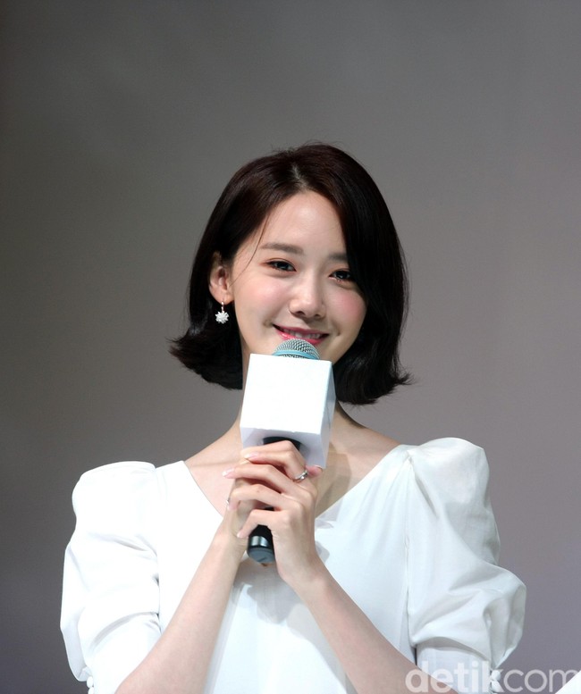 Untuk menghadirkan tampilan kulit wajah yang mulus dan natural, ia juga menggunakan base makeup cushion. Cushion diandalkannya agar tampilan kompleksi kulit wajah merata. Foto: Mohammad Abduh/Wolipop