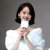 Untuk menghadirkan tampilan kulit wajah yang mulus dan natural, ia juga menggunakan base makeup cushion. Cushion diandalkannya agar tampilan kompleksi kulit wajah merata. Foto: Mohammad Abduh/Wolipop