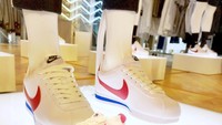 Ini nih bukti kemiripan cupake EATGOODNYC dengan sneaker Nike asli. Keren ya Cortez Sneaker warna putih berlambang Nike merah ini? Foto: EATGOODNYC