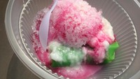 Es pisang ijo tak kalah segar dengan es palu butung. Potongan pisangnya empuk manis dengan campuran bubur sumsum dan sirup merah. Dessert ini bisa ditemui di booth Es Pisang Ijo Pemuda. Foto: dok. detikFood