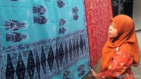 Di Jakarta ada lho kampung batik, tepatnya di Jl Terogong III, Cilandak Barat, Jakarta Selatan. Motif di batik Betawi mencirikan nuansa Betawi. Ada yang bergambar ondel-ondel, alat musik seperti tanjidor atau landmark seperti Monas dan Patung Pancoran (Afif/detikTravel)