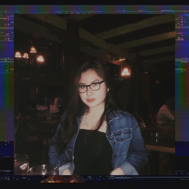 Putri penyanyi David Bayu, vokalis band Naif juga tak kalah mencuri atensi dengan gaya busananya yang kasual. Beberapa outer dan jaket denim jadi pilihan Audrey Davis untuk tampil chic dengan gaya kasualnya. Foto: Instagram