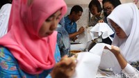 Usai mendengarkan pengarahan, sejumlah penyandang difabel langsung praktik membuat batik.