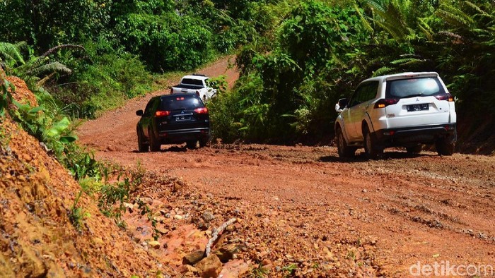 Menyusuri Jalan Paralel Perbatasan yang Tengah Dikebut Jokowi