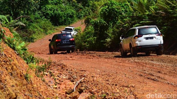 Menyusuri Jalan Paralel Perbatasan yang Tengah Dikebut Jokowi.