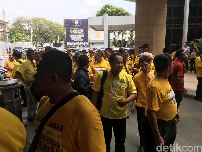 Pendemo di DPP Golkar: Kami Minta Kejelasan Pilgub Jabar