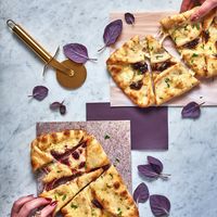 Pizza dengan paduan daun basil ungu.