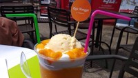 Belakangan ini mangga sedang jadi tren dessert. Raja Mangga menghadirkan jus mangga kekinian dengan potongan mangga segar. Slurrpp! Foto: dok. detikFood