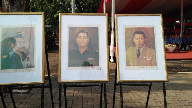Foto-foto Pahlawan Revolusi juga dipasang di lokasi upacara.