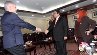 Oesman Sapta menyambut kedatangan Stanislaw Kerczewski di ruang kerjanya di Kompleks Parlemen, Senayan, Jakarta, Selasa (3/10/2017). 