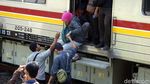 Foto: KRL Anjlok, Penumpang Terlantar di Pasar Minggu
