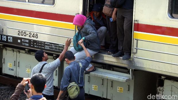 Saat penumpang keluar dari KRL yang alami anjlok di jalur Stasiun Manggarai