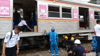 KRL itu anjlok pukul 07.40 WIB. Perjalanan kereta pun terganggu (Foto: Tsarina Maharani/detikcom)