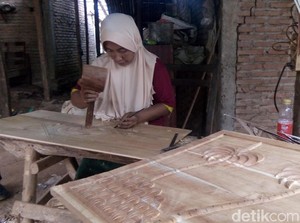Para Wanita di Balik Bertahannya Industri Ukir Jepara
