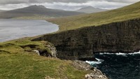 Persisnya, danau ini terletak di Kepulauan Faroe. Letaknya berada di Samudera Atlantik, antara Norwegia dan Islandia (Instagram/discovering.the.much)