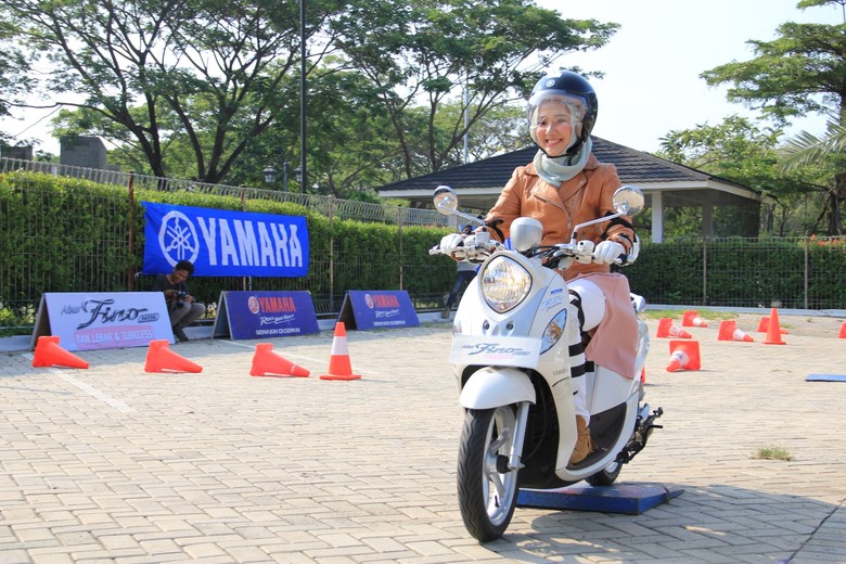 Hijabers selebgram Ayu Indriati mengendarai Yamaha Fino (Foto: Dok. Yamaha) Hijabers selebgram Ayu Indriati mengendarai Yamaha Fino (Foto: Dok. Yamaha)