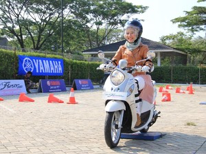 Perhatian buat Hijabers, Ini 10 Tips Aman Naik Motor