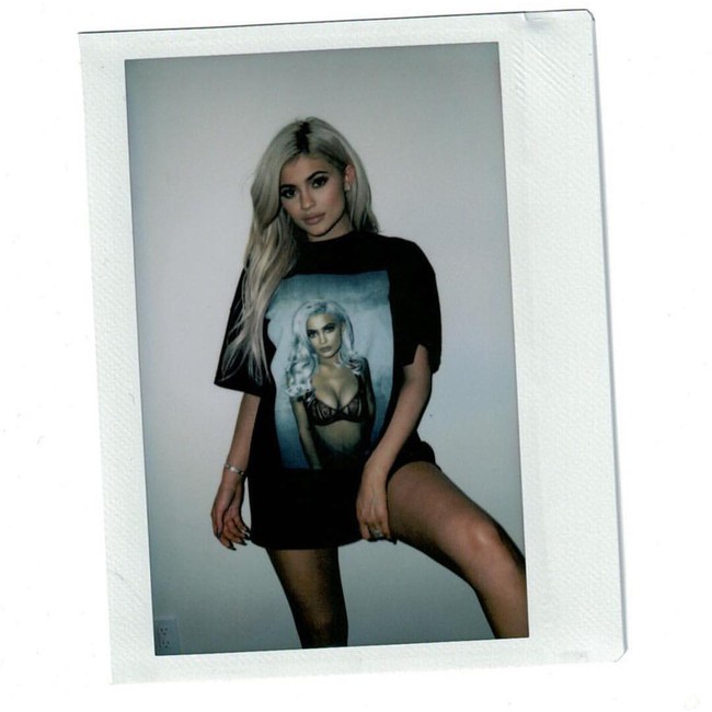 Sepertiya semua anggota klan Kardashian-Jenner memang punya sifat narsis. Selain Kim, sang adik Kylie Jenner juga pernah pakai busana dengan gambar wajahnya sendiri yang sedang pakai lingerie. Baju itu pun dijual di situsnya. Foto: Instagram