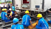 Petugas hingga pukul 09.30 WIB masih melakukan evakuasi. Foto: Cici/detikcom