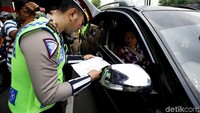 Tak hanya pengendara motor, petugas juga memeriksa beberapa pengemudi mobil.