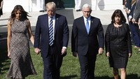 Hadir juga Wapres AS Mike Penc dan istrinya Karen. REUTERS/Kevin Lamarque.