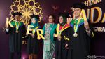 Cantik Berkebaya, Sri Mulyani Pose Bareng Wisudawan STAN