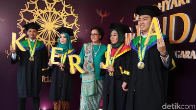 Cantik Berkebaya, Sri Mulyani Pose Bareng Wisudawan STAN