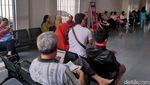 Ramai-ramai Tukar Dolar di Money Changer
