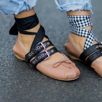 Sepatu ballet Miu Miu yang ikonik, juga bermain dengan tren ini lewat bagian pita yang dibuat berbeda kanan dan kirinya. Foto: Ist.