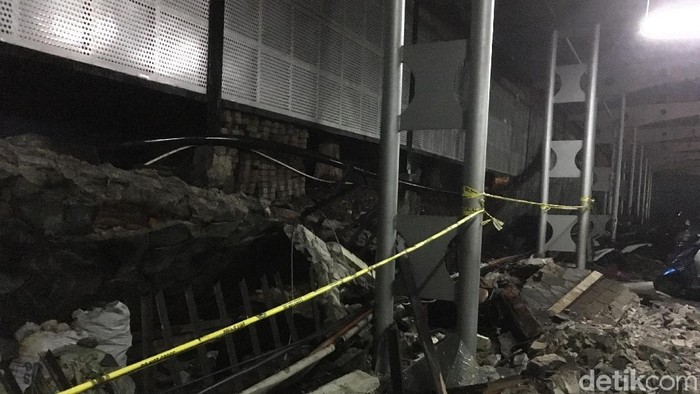 Polisi: Tembok Pembatas di Polda Metro Roboh karena Hujan Deras