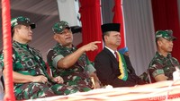 Panglima TNI Jenderal Gatot Nurmantyo, KSAL Laksamana TNI Ade Supandi, KSAU Marsekal TNI Hadi Tjahjanto, serta KSAD Jenderal TNI Mulyono menyaksikan para prajurit beraksi.