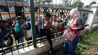Sebelumnya, Kereta Rel Listrik (KRL) Commuter Line KA 1507 jurusan Bogor-Angke anjlok di wilayah Stasiun Manggarai.