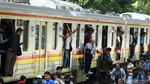 Foto: KRL Anjlok, Penumpang Terlantar di Pasar Minggu