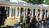 Sejumlah penumpang masih menunggu, berharap kereta dapat melanjutkan perjalanan.