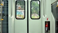Pintu kereta model geser otomatis. (KAI).