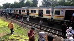 Foto: KRL Anjlok, Penumpang Terlantar di Pasar Minggu