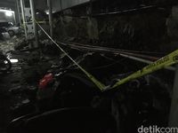 Tembok Pembatas di Polda Metro Roboh, Mobil dan Motor Tertimpa