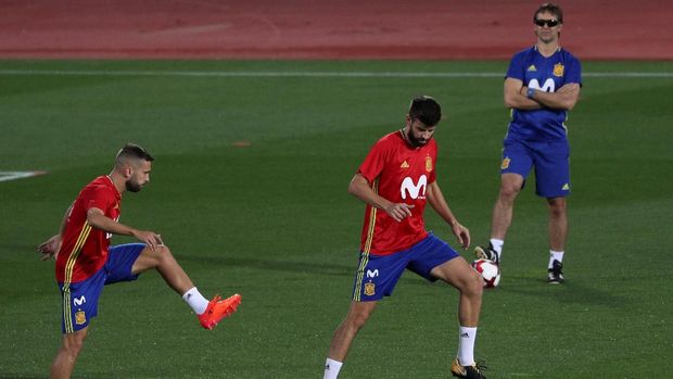 Gerar Pique kerap 'perang olok-olokan' dengan rekan-rekan timnas Spanyol yang membela Real Madrid pada sesi latihan. (