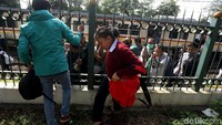 Mereka turun dari kereta untuk mencari transportasi alternatif lainnya.
