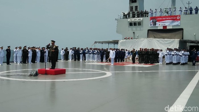 Panglima TNI Gelar Tabur Bunga di Selat Sunda