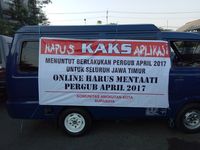 Sebuah poster ditempel di badan angkot 