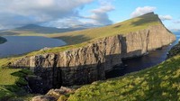 Danau Sorvagsvatn memiliki luas 3,4 km persegi yang menjadikannya danau terluas di Kepulauan Faroe. Uniknya lagi, dari bagian ujung danau yang menghadap tebing, di sanalah terdapat air terjun yang mengalir langsung ke lautan (Instagram/cinx84)