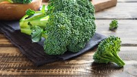 Brokoli mengandung vitamin C yang dapat menghilangkan alergi dan merupakan anggota keluarga crucifer atau tanaman yang telah terbukti membersihkan sinus tersumbat. Peneliti telah menemukan sekitar 500 miligram vitamin C sehari dapat mengurangi gejala alergi. Untuk meningkatkan vitamin C cobalah dua sayuran cruciferous lainnya, seperti kol atau kembang kol. Foto: Thinkstock