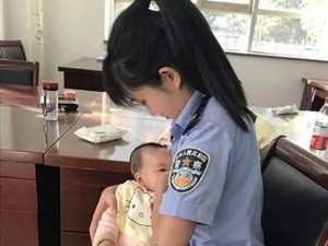 Foto Polwan yang Menyusui Bayi Terdakwa di Pengadilan Ini Jadi Viral
