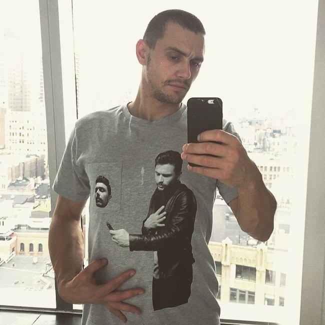 Tak hanya Kylie Jenner, sepertinya James Franco juga menjual kaus bergambar dirinya sediri. Ia dengan bangga menunjukkannya di akun Instagram. Foto: Instagram